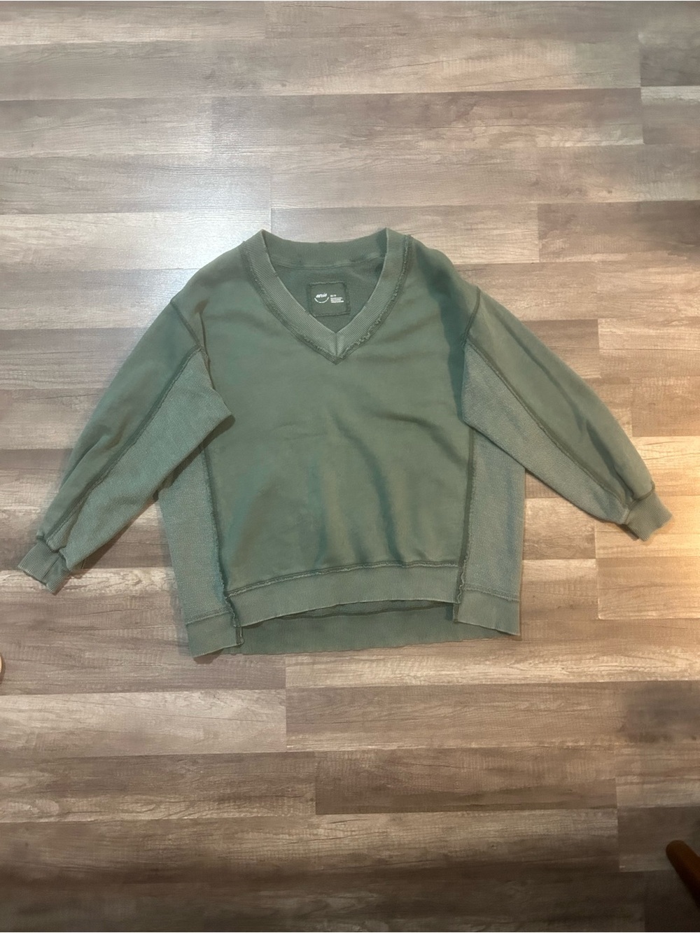 aerie Women’s Sweatshirt lightweight V Neck in Green Size Extra Small - Picture 1 of 2